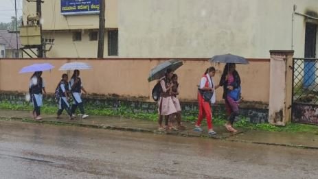ತಡವಾಗಿ ಘೋಷಣೆಯಾದ ರಜೆ : ಶಾಲೆಗೆ ಹೋಗಿ ವಾಪಸ್ಸಾದ ವಿದ್ಯಾರ್ಥಿಗಳು