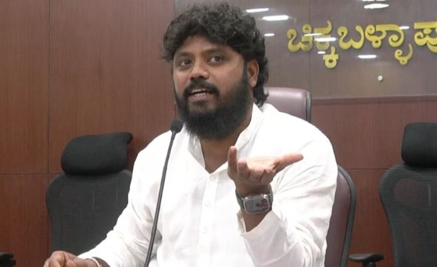 ಮಾಧ್ಯಮದವರ ಪ್ರಶ್ನೆಗಳಿಗೆ ಉತ್ತರಿಸಲಾಗದ Pradeep Eshwar ವಿಷಯಾಂತರ ಮಾಡುವ ಪ್ರಯತ್ನ ಮಾಡಿದರು