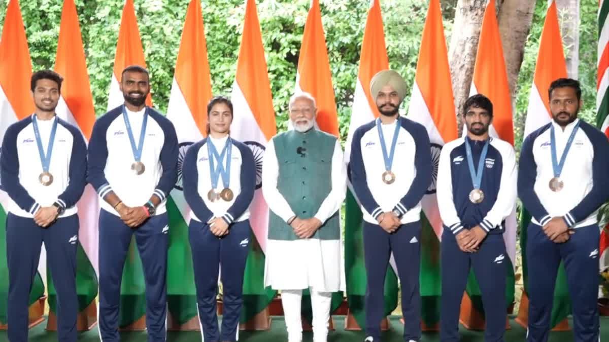 PM Modi with Paris Olympics medal winners
