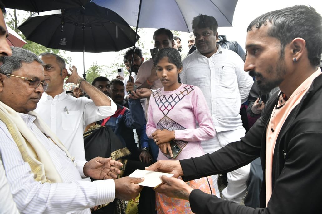 ಗುಡ್ಡ ಕುಸಿತ ಪ್ರದೇಶಕ್ಕೆ ಸಿಎಂ ಭೇಟಿ : ಸ್ಥಳೀಯರ ಜೊತೆ ಚರ್ಚೆ