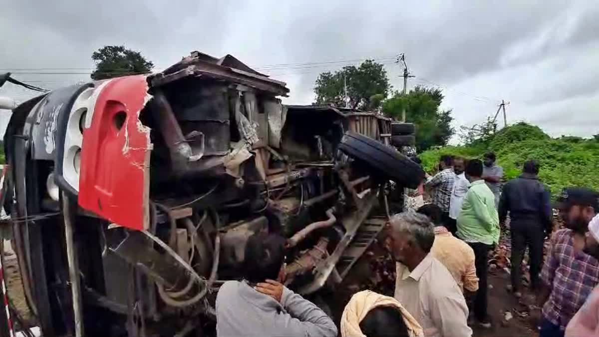 ಡಿವೈಡರ್​ಗೆ ಡಿಕ್ಕಿ ಹೊಡೆದು ಖಾಸಗಿ‌ ಬಸ್ ಪಲ್ಟಿ