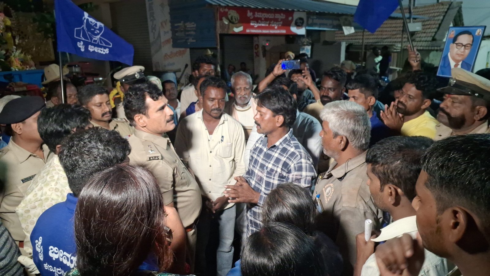 ಗಣಪತಿ ಮೆರವಣಿಗೆ ವೇಳೆ ಮಾರಾಮಾರಿ : ಮೆರವಣಿಗೆ ನಿಲ್ಲಿಸಿ ಪ್ರತಿಭಟನೆ
