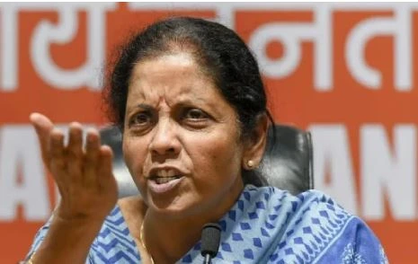 ಬೆಂಗಳೂರು : ಚುನಾವಣಾ ಬಾಂಡ್ ಮೂಲಕ ಹಣ ಸುಲಿಗೆ ಮಾಡಿರುವ ಆರೋಪ ಸಂಬಂಧ ಕೇಂದ್ರ ಸಚಿವೆ ನಿರ್ಮಲಾ ಸೀತಾರಾಮನ್ ವಿರುದ್ಧ FIR ದಾಖಲಿಸಲು ಬೆಂಗಳೂರಿನ ಜನಪ್ರತಿನಿಧಿಗಳ ವಿಶೇಷ ನ್ಯಾಯಾಲಯವು ಆದೇಶ ನೀಡಿದೆ. ತಿಲಕ್ ನಗರ ಪೊಲೀಸರಿಗೆ ಕೋರ್ಟ್ ಆದೇಶಿಸಿದೆ. ಸಿಎಂ ಸಿದ್ದರಾಮಯ್ಯ ವಿರುದ್ಧದ ಮುಡಾ ಪ್ರಕರಣದಲ್ಲಿ ಜನಪ್ರತಿನಿಧಿಗಳ ಕೋರ್ಟ್ ನೀಡಿದ್ದ ಆದೇಶದ ಸ್ವರೂಪದಲ್ಲೇ ಕೋರ್ಟ್ ಸೀತಾರಾಮನ್ ಅವರ ವಿಚಾರದಲ್ಲೂ ಆದೇಶ ಕೊಟ್ಟಿದೆ. ಚುನಾವಣಾ ಬಾಂಡ್ ಗಳ ಮೂಲಕ ಬೆದರಿಸಿ ಹಣವನ್ನು ಸುಲಿಗೆ ಮಾಡಲಾಗಿದೆ. ಹೀಗಾಗಿ ನಿರ್ಮಲಾ ಸೀತಾರಾಮನ್ ವಿರುದ್ಧ ಸೂಕ್ತ ಕ್ರಮಕೈಗೊಳ್ಳಬೇಕು. FIR ದಾಖಲಿಸಬೇಕು ಎಂದು ಆರೋಪಿಸಿ ಜನಾಧಿಕಾರ ಸಂಘರ್ಷ ಪರಿಷತ್ತ್ ನ ಆದರ್ಶ್ ಅಯ್ಯರ್ ಎಂಬುವವರು ಕೋರ್ಟ್ ನಲ್ಲಿ ದೂರು (PCR) ದಾಖಲಿಸಿದ್ದರು. ಈ ಅರ್ಜಿಯ ವಿಚಾರಣೆ ಇಂದು ನಡೆಸಿರುವ ಕೋರ್ಟ್ FIR ದಾಖಲಿಸಿ ಎಂದು ಬೆಂಗಳೂರಿನ ತಿಲಕ್ ನಗರದ ಪೊಲೀಸರಿಗೆ ಆದೇಶ ಮಾಡಿದೆ. ಅಲ್ಲದೇ ಈ ಪ್ರಕರಣದ ಮುಂದಿನ ವಿಚಾರಣೆಯನ್ನು ಅ.10ಕ್ಕೆ ಕೋರ್ಟ್ ಮುಂದೂಡಿದೆ ಎಂದು ತಿಳಿದುಬಂದಿದೆ.