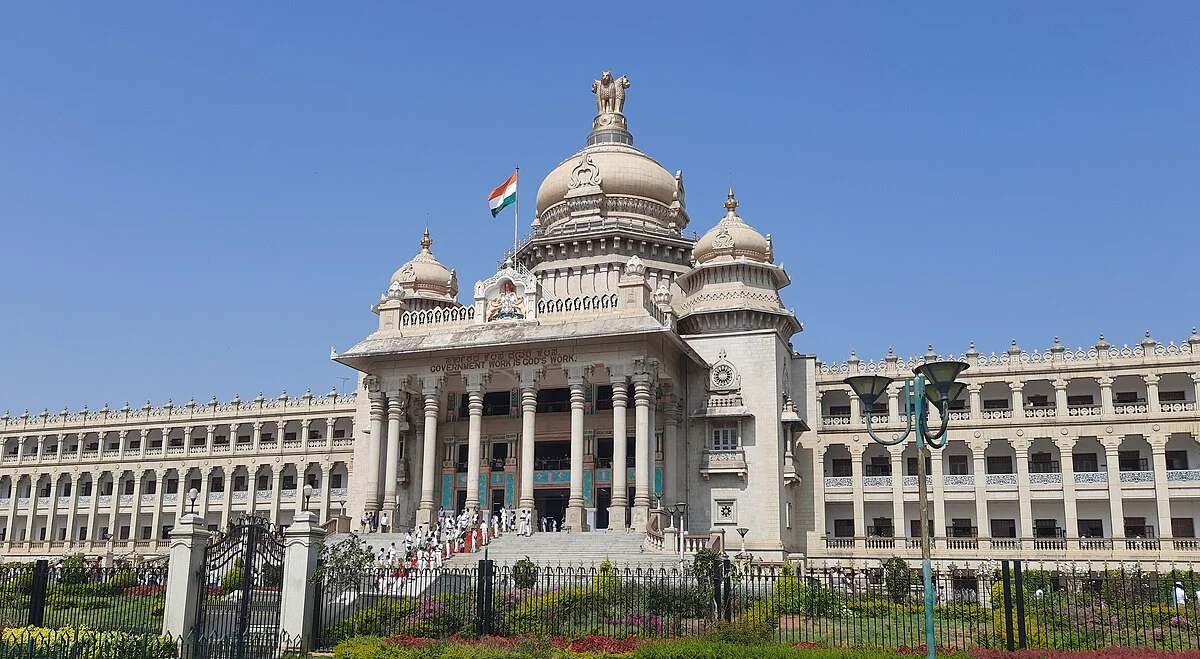 ಸರ್ಕಾರಿನೌಕರರಿಗೆ ಸರ್ಕಾರದಿಂದ ಖಡಕ್ ವಾರ್ನಿಂಗ್: ಈ ನಿಯಮ ಪಾಲನೆ ಕಡ್ಡಾಯ!