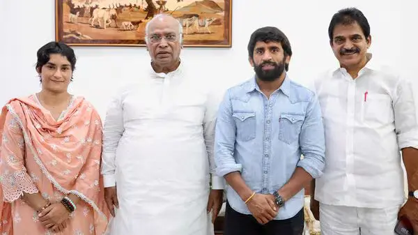 ಕಾಂಗ್ರೆಸ್ ಸೇರಿದ ಕುಸ್ತಿಪಟು ವಿನೇಶಾ ಪೊàಗಟ್