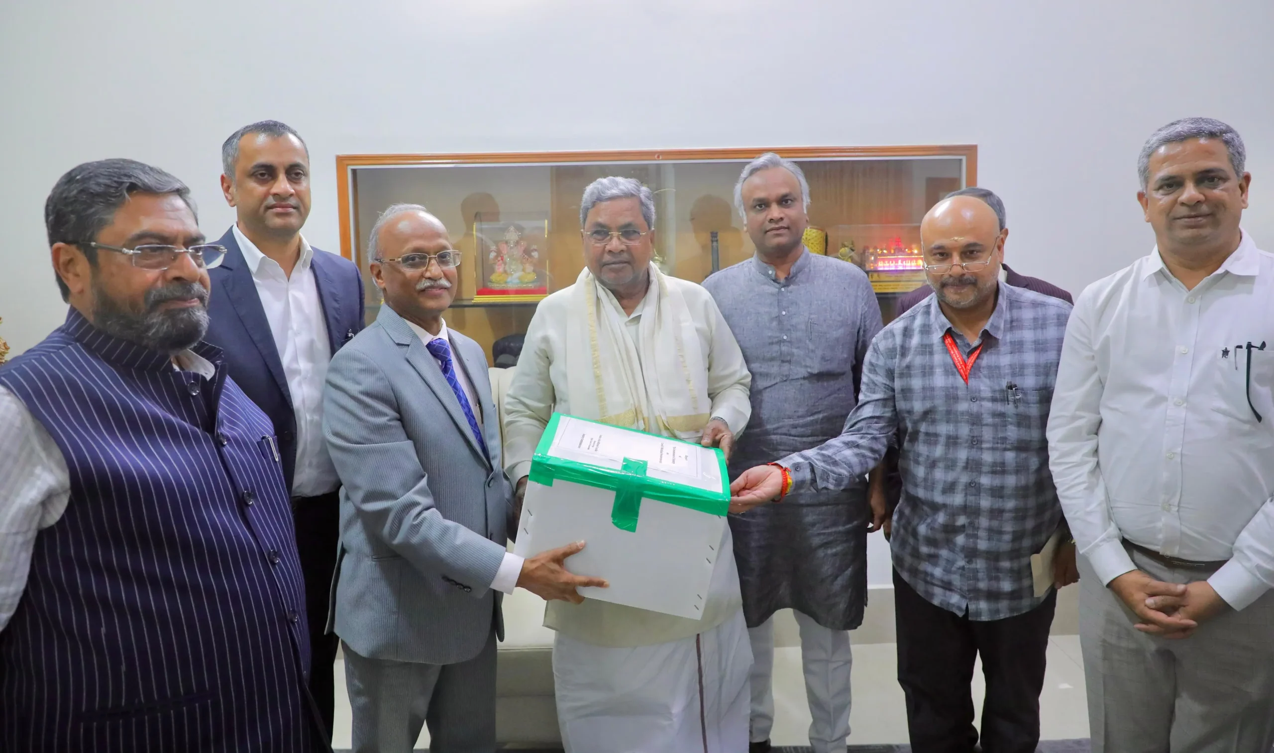 ಜಸ್ಟೀಸ್ ಜಾನ್ ಮೈಕೆಲ್ ಡಿ.ಕುನ್ಹಾ ಇವರ ನೇತೃತ್ವದ ತಂಡ ತಮ್ಮ ತನಿಖಾ ವರದಿಯನ್ನು ಮುಖ್ಯಮಂತ್ರಿ ಸಿದ್ದರಾಮಯ್ಯ ಅವರಿಗೆ ಸಲ್ಲಿಸಿತು