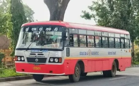 ರಾಯಚೂರು || ಕುರಿಗಳ ಮೇಲೆ ಹಾಯುವುದನ್ನು ತಪ್ಪಿಸಲು ಕೆಎಸ್ಅರ್ಟಿಸಿ ಬಸ್ಸನ್ನು ತಗ್ಗಿಗೆ ಇಳಿಸಿದ driver, ಎಲ್ಲರೂ ಸುರಕ್ಷಿತ.
