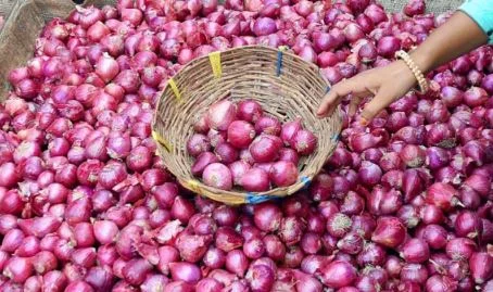 ಹಬ್ಬದ ಹೊತ್ತಲ್ಲೇ ಜನಸಾಮಾನ್ಯರಿಗೆ ಶಾಕ್: 80 ರೂ. ಗಡಿ ದಾಟಿದ ಈರುಳ್ಳಿ