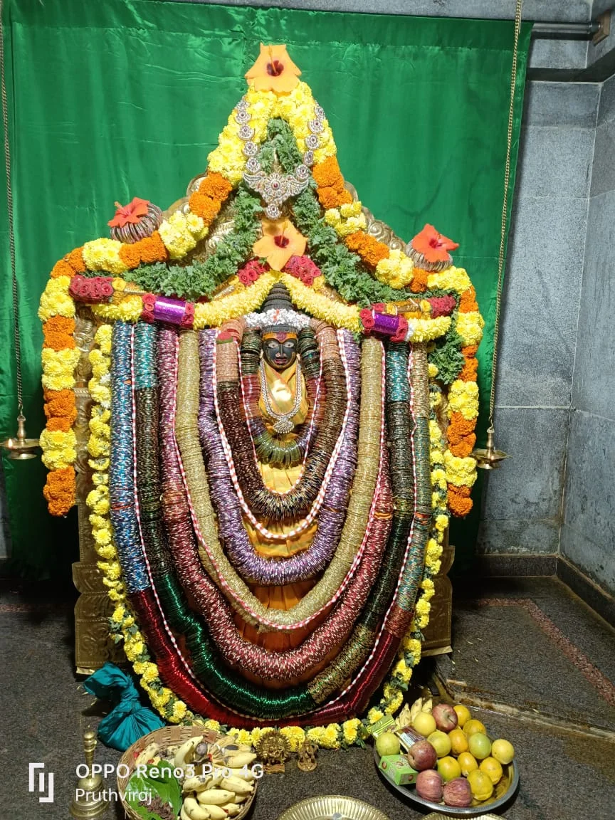 ಈ ಇತಿಹಾಸ ಪ್ರಸಿದ್ದ ಶ್ರೀ ಚೌಡೇಶ್ವರಿ ದೇವಿ ನೆಲೆಸಿರುವುದು ಇಲ್ಲಿ ಅಂತಿರಾ ಅದುವೆ ಚಿಕ್ಕಬಳ್ಳಾಪುರ ಜಿಲ್ಲೆ ಗುಡಿಬಂಡೆ ತಾಲೂಕಿನ ತಿರುಮಣಿ ಗ್ರಾಮದಲ್ಲಿ ನೆಲೆಸಿರುವ ಇತಿಹಾಸ ಪ್ರಸಿದ್ದ, ಪ್ರಾಚೀನ ಕಾಲದ 450ವರ್ಷಗಳ ಹಿಂದೆ