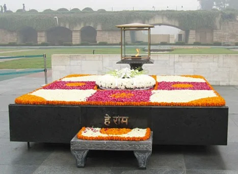 155 ನೇ ಗಾಂಧಿ ಜಯಂತಿ : ರಾಜ್ಘಾಟ್ನಲ್ಲಿರುವ ಮಹತ್ಮಾ ಗಾಂಧಿ ಸಮಾಧಿಗೆ ಗಣ್ಯರಿಂದ ಪುಷ್ಪನಮನ