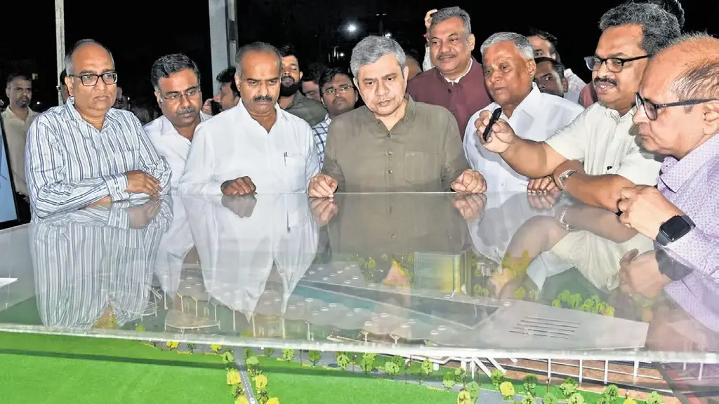 ರೈಲ್ವೆ ಸಚಿವ ಅಶ್ವಿನಿ ವೈಷ್ಣವ್ ಅವರು ಶನಿವಾರ ಕಂಟೋನ್ಮೆಂಟ್ ರೈಲು ನಿಲ್ದಾಣದ ಪ್ರಸ್ತಾವಿತ ಪುನರಾಭಿವೃದ್ಧಿ ಕಾಮಗಾರಿ ಕಾರ್ಯವನ್ನು ಪರಿಶೀಲನೆ ನಡೆಸಿದರು.