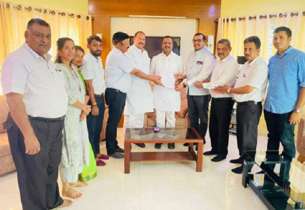 ಕರ್ನಾಟಕ ವಿಧಾನಸಭಾಧ್ಯಕ್ಷ ಯು.ಟಿ. ಖಾದರ್ ಮಂಗಳೂರಿನಲ್ಲಿ ಹೈಕೋರ್ಟ್ ಪೀಠ ಸ್ಥಾಪನೆಗೆ ಕೋರಿ ಪ್ರಸ್ತಾವನೆ ಸಲ್ಲಿಸಲು ಮುಖ್ಯಮಂತ್ರಿ, ಕಾನೂನು ಸಚಿವರು ಮತ್ತು ಮುಖ್ಯ ಕಾರ್ಯದರ್ಶಿಗಳೊಂದಿಗೆ ಶೀಘ್ರವೇ ಸಭೆ ನಡೆಸುವುದಾಗಿ ತಿಳಿಸಿದ್ದಾರೆ.