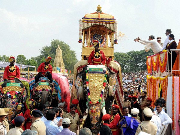 ವಿಮರ್ಶೆ || ಮೈಸೂರು ದಸರಾ ಉದ್ಘಾಟನೆ ಮತ್ತು ಕವಿಗೋಷ್ಠಿಯ ರಾಜಕೀಯ ಬಣ್ಣಗಳು