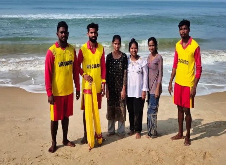ಅಲೆಗೆ ಕೊಚ್ಚಿ ಹೋಗುತ್ತಿದ್ದ ಯುವತಿಯರನ್ನು ರಕ್ಷಿಸಿದ ಲೈಫ್ಗಾರ್ಡ್ ಸಿಬ್ಬಂದಿ