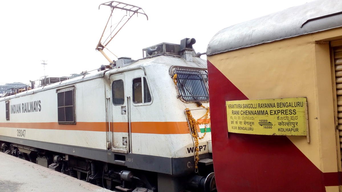 Rani Chennamma Express Train: ಡೀಸೆಲ್ ಇಂಜಿನ್ನೊಂದಿಗೆ ಕೊನೆಯ ಬಾರಿ ಸಂಚರಿಸಿದ ರೈಲು