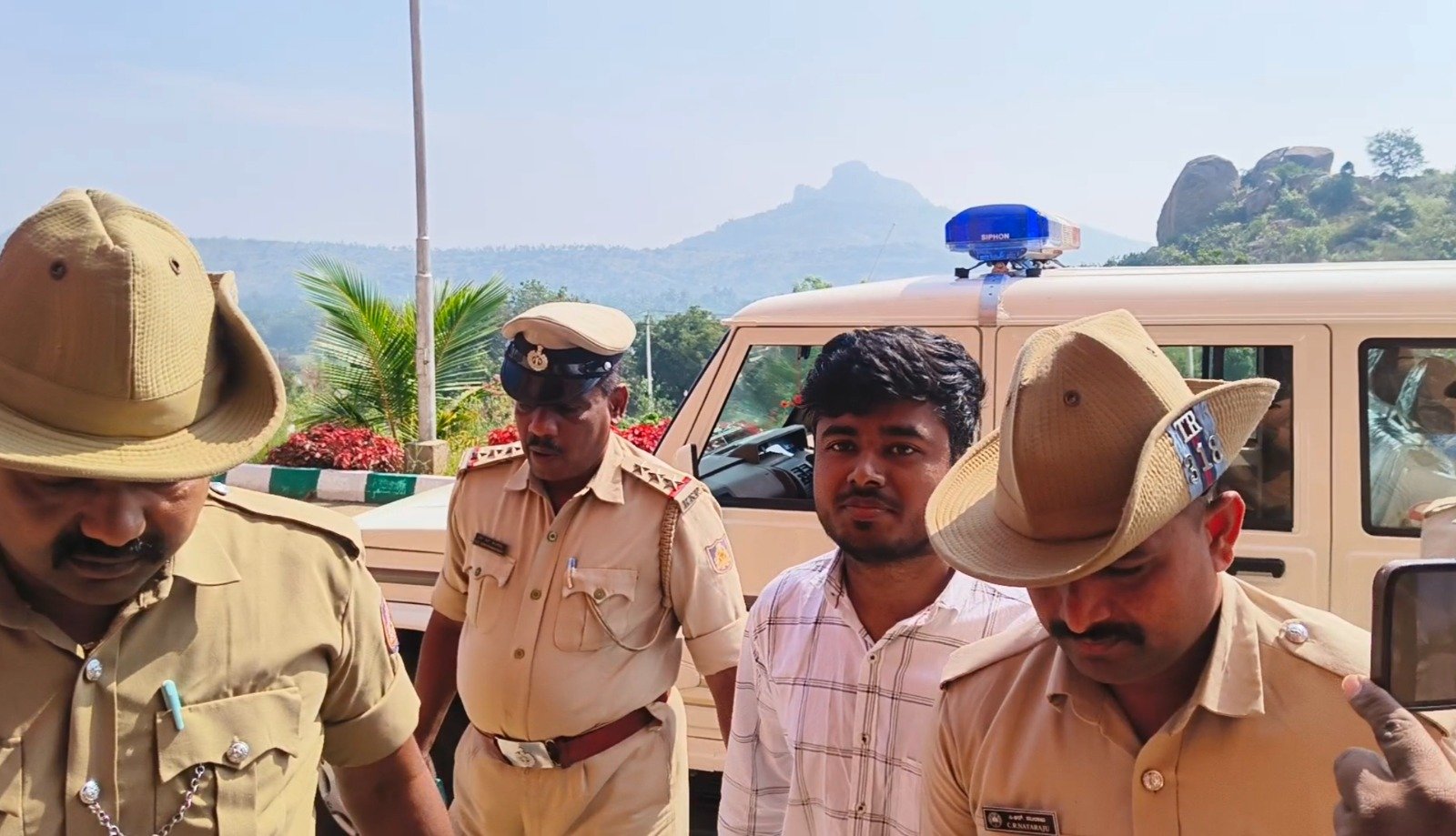 ತುಮಕೂರು || ಇಡೀ ಇಂಡಿಯಾದಲ್ಲೇ ನನಗೆ ನ್ಯಾಯ ಬೇಕು; ಜೈಲಿನಿಂದ ಹೊರ ಬರ್ತಿದ್ದಂತೆ ಕೆರಳಿದ ಡ್ರೋನ್ ಪ್ರತಾಪ್!