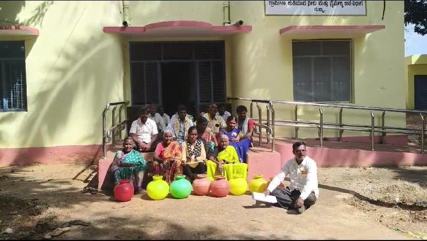 ಗುಬ್ಬಿ || ಕುಡಿಯುವ ನೀರಿಗೆ ಕಂಬೆರಹಟ್ಟಿ ಗ್ರಾಮಸ್ಥರ ಆಗ್ರಹ