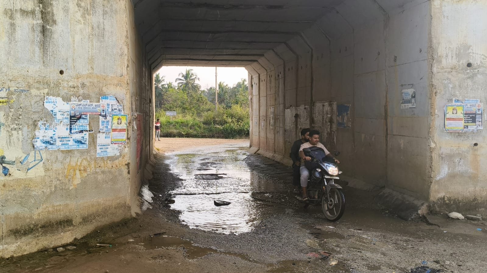 ಗುಬ್ಬಿ || ಹಳ್ಳಬಿದ್ದ ರೈಲ್ವೆ ಕೆಳಸೇತುವೆ : ವಾಹನ ಸವಾರರ ಗೋಳು ಕೇಳೋರು ಯಾರು ಸ್ವಾಮಿ ?