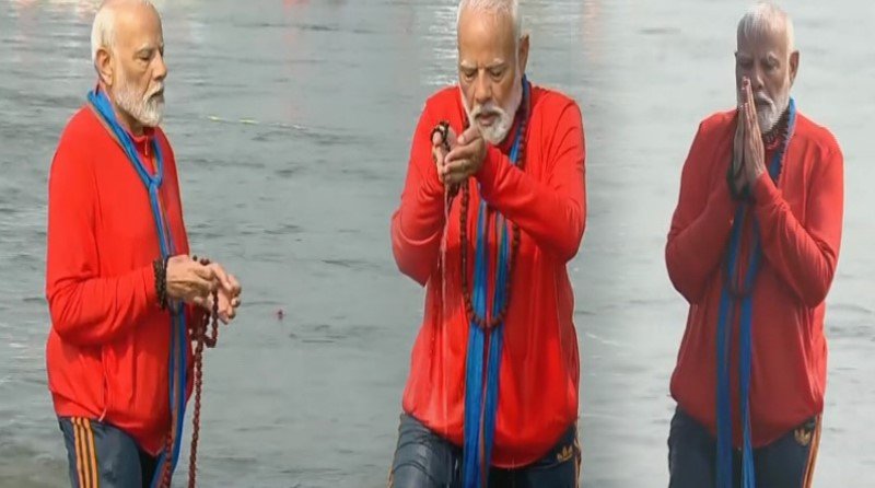 ಪ್ರಯಾಗ್‌ರಾಜ್‌ || ಮಹಾ ಕುಂಭಮೇಳ‌ – ರುದ್ರಾಕ್ಷಿ ಮಾಲೆ ಧರಿಸಿ ತ್ರಿವೇಣಿ ಸಂಗಮದಲ್ಲಿ ಮೋದಿ ಪುಣ್ಯಸ್ನಾನ