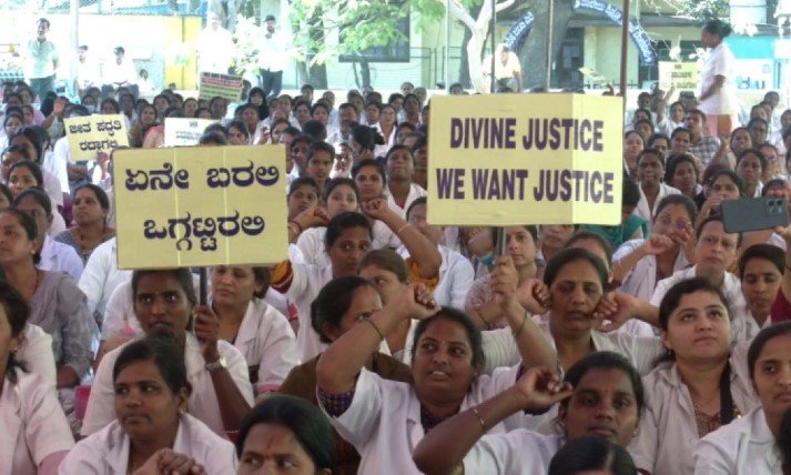 ಬೆಂಗಳೂರು || ವಿವಿಧ ಬೇಡಿಕೆ ಈಡೇರಿಕೆಗೆ ಆಗ್ರಹಿಸಿ ಪ್ರತಿಭಟನೆ – 9,000 ನರ್ಸ್ಗಳಿಂದ ಅಹೋರಾತ್ರಿ ಧರಣಿ