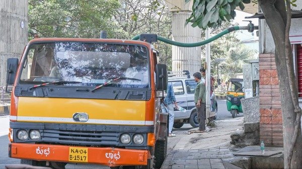 ಬೆಂಗಳೂರು || ವರ್ಷಪೂರ್ತಿ ಟ್ಯಾಂಕರ್ ನೀರೇ ಆಸರೆ, ಏಕರೂಪ ದರ ನಿಗದಿ ಮಾಡದ ಸರ್ಕಾರ