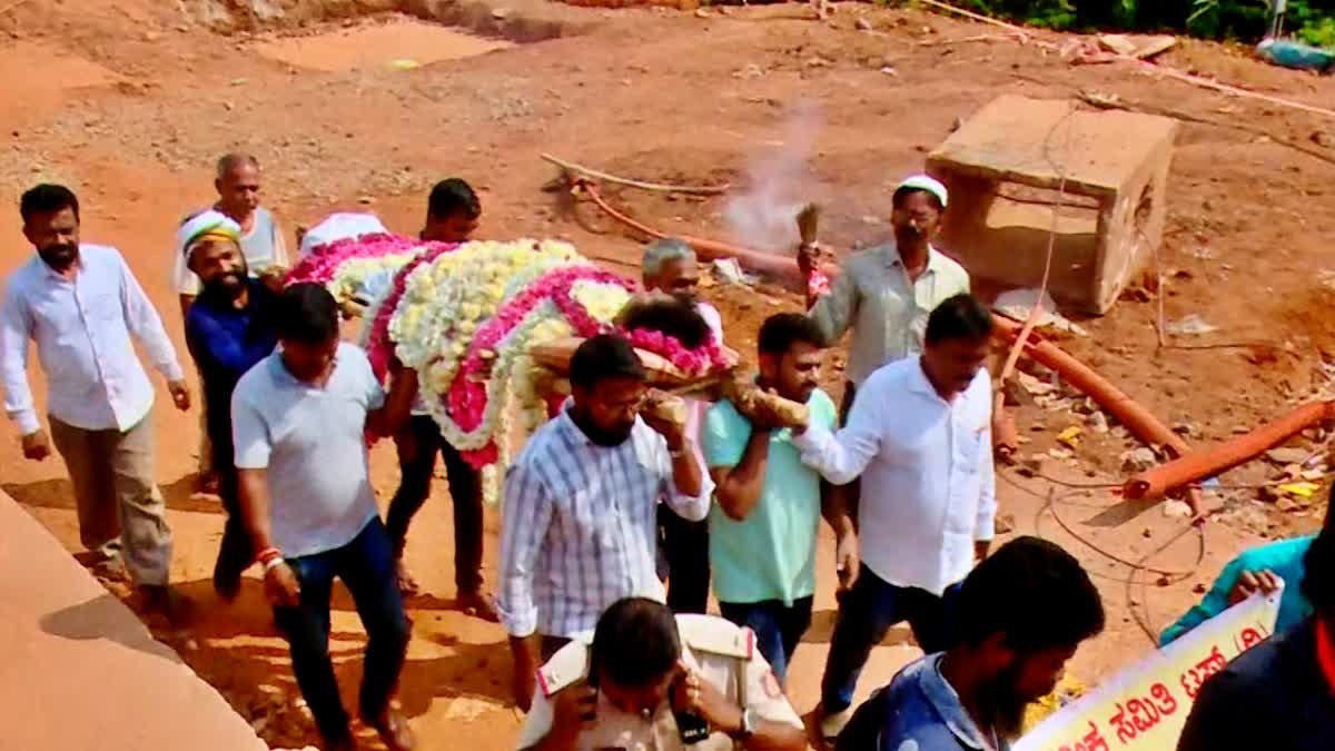 ಉಡುಪಿ || ಇಂದ್ರಾಳಿ ರೈಲ್ವೆ ಮೇಲ್ಸೇತುವೆ ಕಾಮಗಾರಿ ವಿಳಂಬ: ಜೀವಂತ ಶವ ಯಾತ್ರೆ ಮೂಲಕ ಪ್ರತಿಭಟನೆ