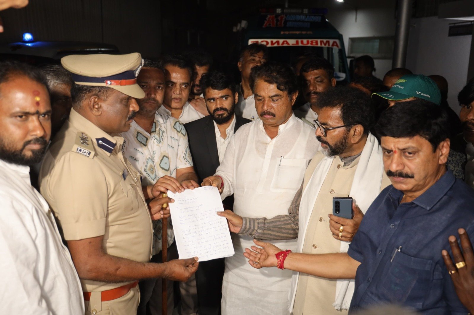 ಬೆಂಗಳೂರು || ಪೊನ್ನಣ್ಣ, ಮಂಥರ್ ಗೌಡ ಹೆಸರು ಎಫ್ಐಆರ್ನಲ್ಲಿ ಸೇರಿಸಲು ಛಲವಾದಿ ನಾರಾಯಣಸ್ವಾಮಿ ಒತ್ತಾಯ