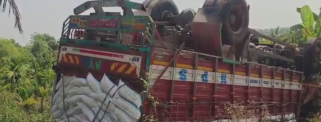 ಶಿರಾ || ಗೊಬ್ಬರ ತುಂಬಿಕೊಂಡು ಹೋಗುತ್ತಿದ್ದ ಲಾರಿ ಬೃಹತ್ ಲಾರಿ ಪಲ್ಟಿ