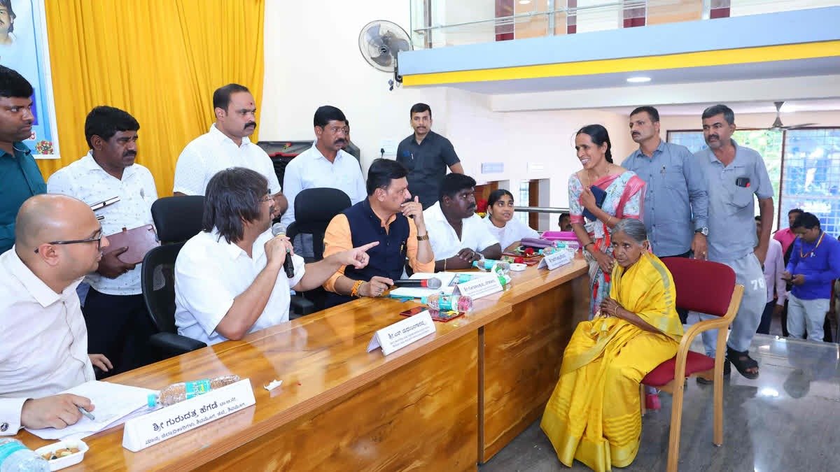 ಶಿವಮೊಗ್ಗ || ದಾಖಲೆಯಲ್ಲಿ ಮೃತ ಪಟ್ಟ ಅಜ್ಜಿ ಸಚಿವರ ಮುಂದೆ ಪ್ರತ್ಯಕ್ಷ : ಕ್ರಮಕ್ಕೆ ಸೂಚನೆ