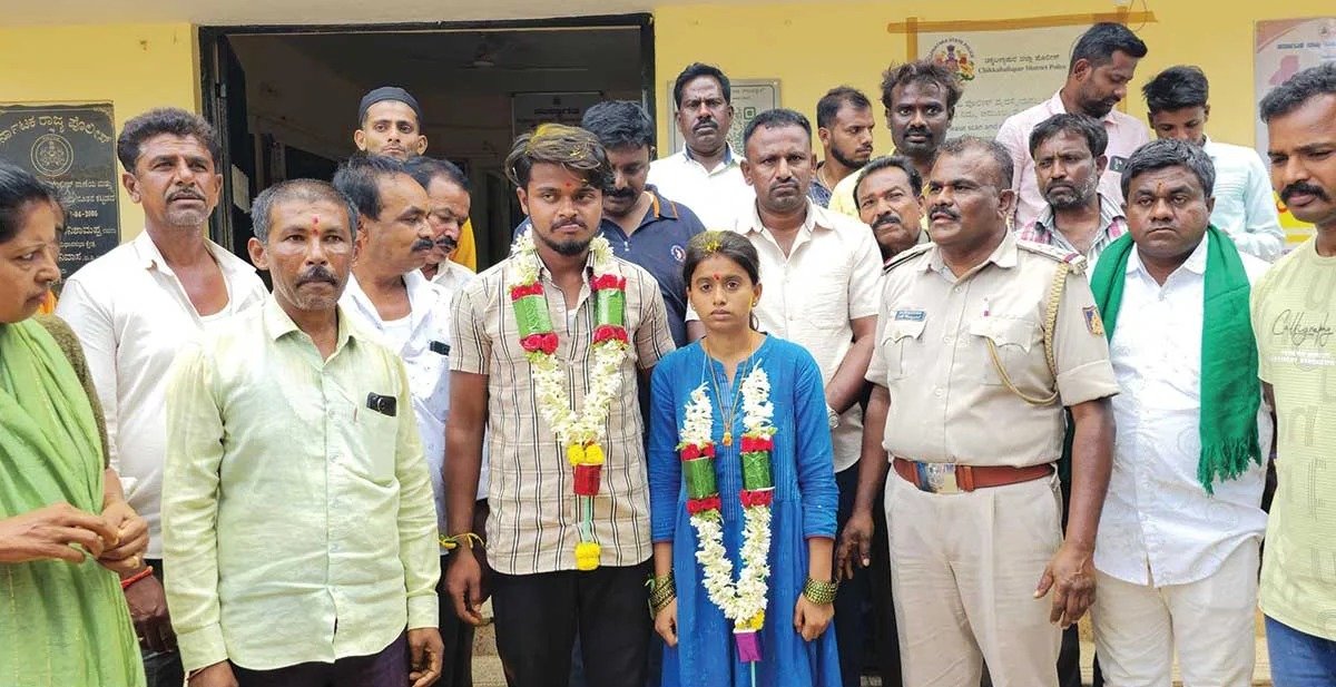 ಚಿಕ್ಕಬಳ್ಳಾಪುರ || ಪ್ರೀತಿಗೆ ಪೋಷಕರ ವಿರೋಧ: ಠಾಣೆಯಲ್ಲೇ ಮದುವೆ, ತಂದೆ ಸ್ಥಾನದಲ್ಲಿ ನಿಂತು ಆಶೀರ್ವದಿಸಿದ PSI