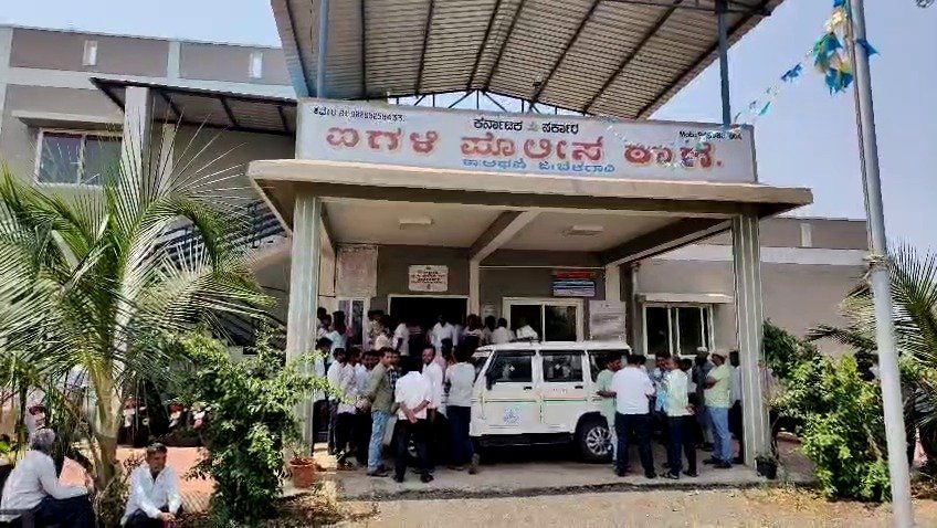 ಬೆಳಗಾವಿ || ಪೋಟೋಗ್ರಾಪರ್ ಮೇಲೆ ಪೋಲಿಸ್ ದರ್ಪ : ಠಾಣೆಯ ಮುಂದೆ ಸಂಬಂಧಿಗಳ ಆಕ್ರೋಶ