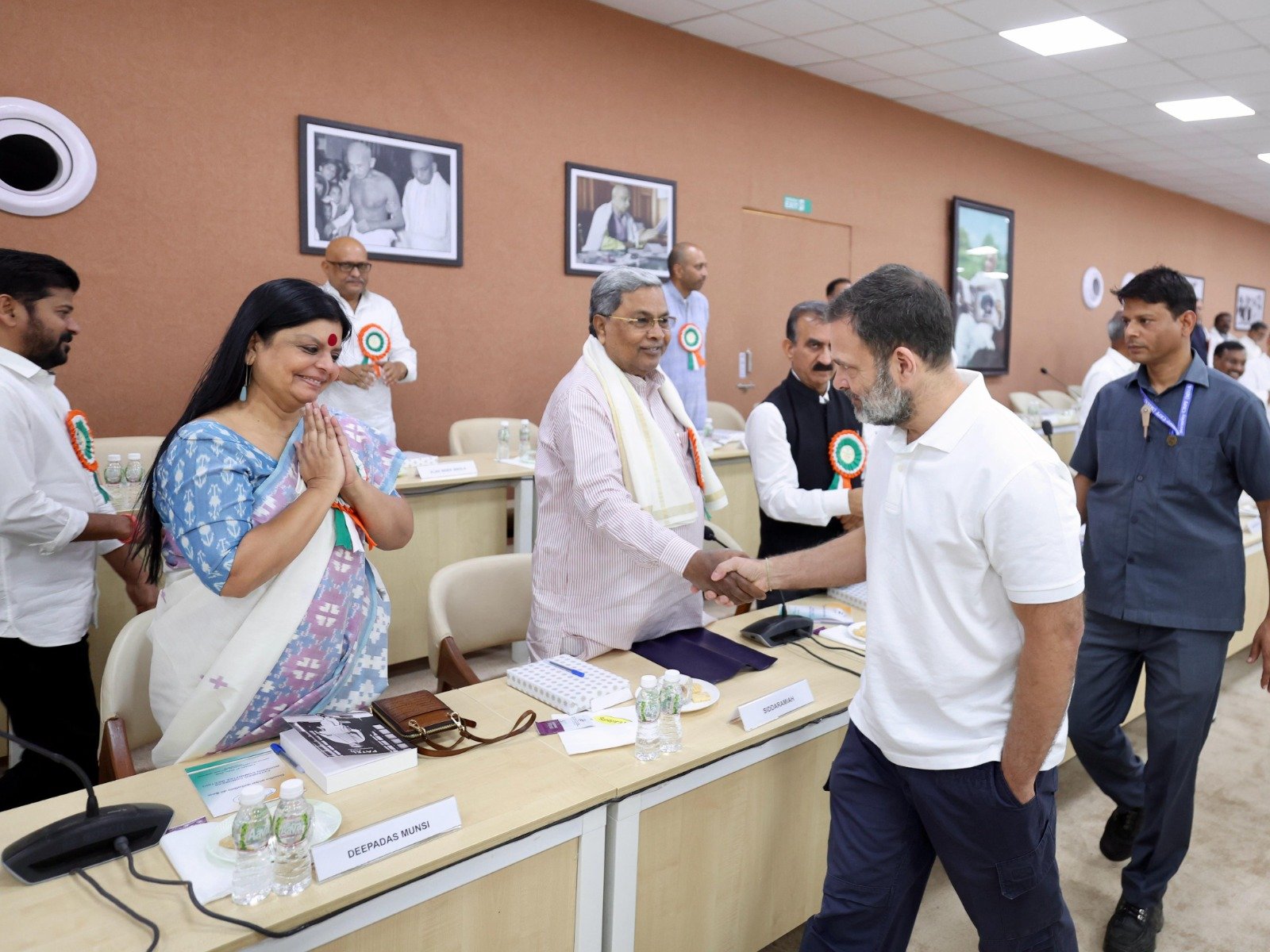 ಅಹಮದಾಬಾದ್ || ಎಐಸಿಸಿ ಕಾರ್ಯಕಾರಿಣಿ ಸಭೆಯಲ್ಲಿ ಸಿಎಂ ಸಿದ್ದರಾಮಯ್ಯ, ವಿಪಕ್ಷ ನಾಯಕ ರಾಹುಲ್ ಗಾಂಧಿಯವರನ್ನು ಭೇಟಿ