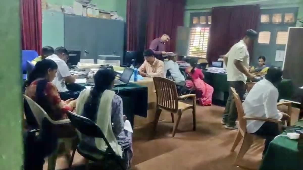 ಬೆಳಗಾವಿ || ಲಂಚ ಸ್ವೀಕರಿಸುತ್ತಿದ್ದ ಇಬ್ಬರು Lokayukta staff ಬಲೆಗೆ : Computer operator ಅಸ್ವಸ್ಥ