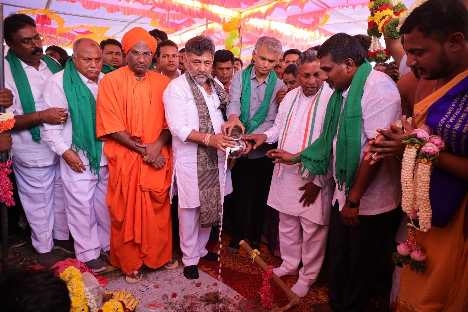 ನೆಲಮಂಗಲ || "ನಾವು ಕೊಳಚೆ ನೀರನ್ನು ನೀಡುತ್ತಿಲ್ಲ; ರೈತರ ಬದುಕಿಗೆ ಆಧಾರವಾಗಿದ್ದೇವೆ: DCM D.K. Shivakumar