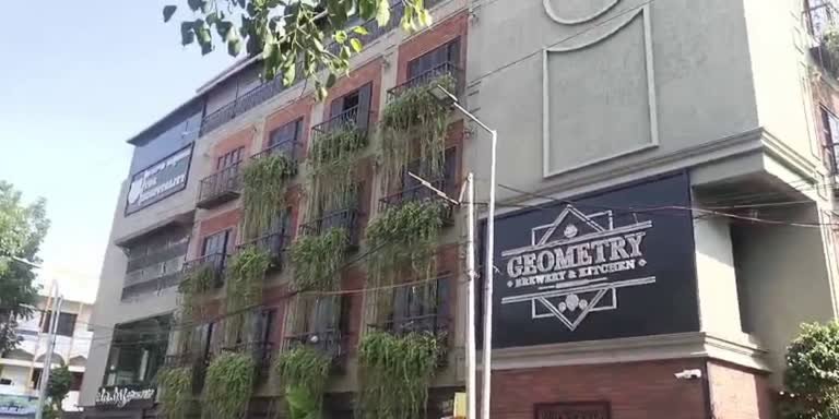 ಪಿಸ್ತೂಲ್ ಹಿಡಿದು pubಗೆ ನುಗ್ಗಿ ಹಣ ದೋಚಿ ಪರಾರಿ