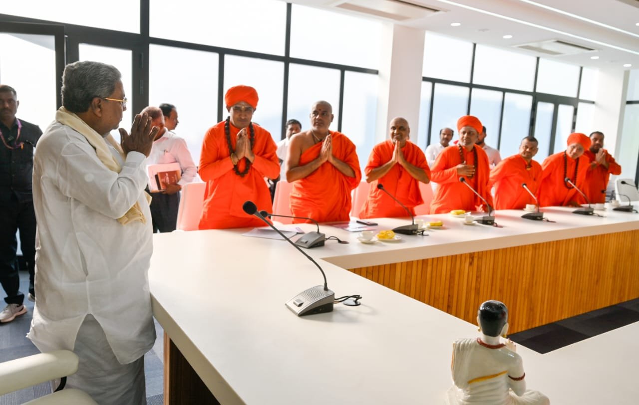 ಹಿಂದುಳಿದ ದಲಿತ The Union of Patriarchs ಸ್ವಾಮೀಜಿಗಳ ನಿಯೋಗ ಬೇಡಿಕೆಗಳನ್ನು ಮುಂದಿಟ್ಟು ಚರ್ಚಿಸಿದರು.