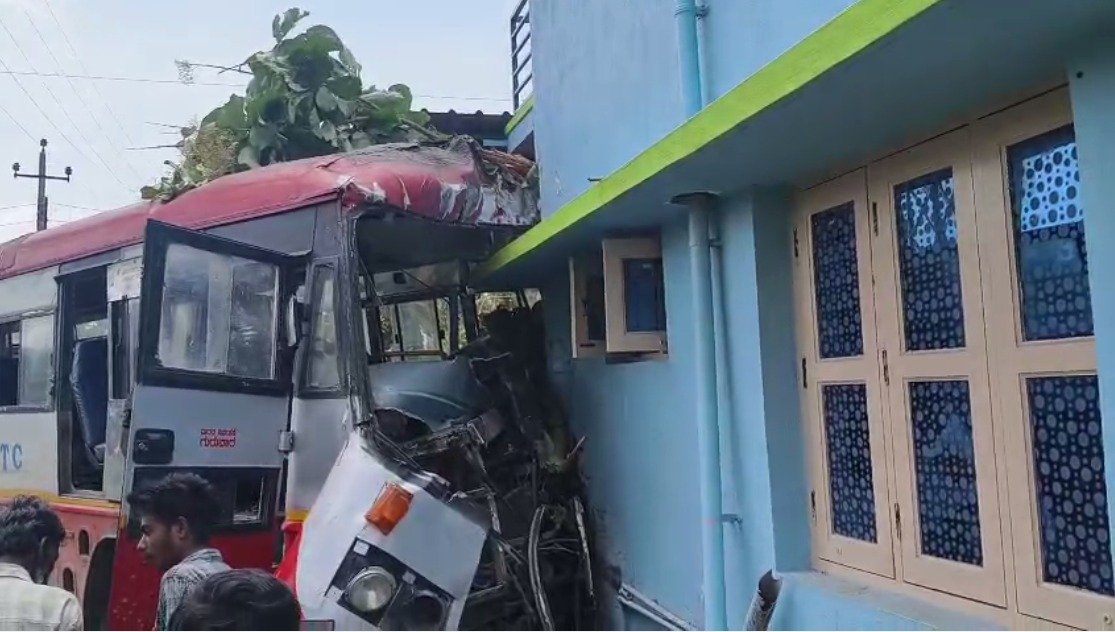 ತಿಪಟೂರು || Tire explosion : ರಸ್ತೆಯ ಬದಿಯ ಮನೆಗೆ ನುಗ್ಗಿದ KSRTC ಬಸ್, 17 ಮಹಿಳೆಯರು ಸೇರಿ 32 ಮಂದಿಗೆ ಗಾಯ