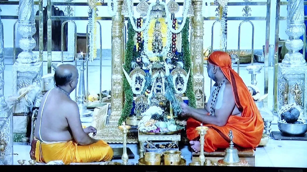 ಮಂತ್ರಾಲಯದಲ್ಲಿ ಆರಾಧನಾ ಮಹೋತ್ಸವ: ರಾಯರಿಗಾಗಿ ತಿರುಮಲದಿಂದ ಬಂದ ಶೇಷವಸ್ತ್ರಗಳು.