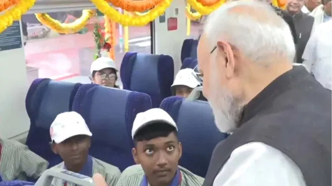 ವಂದೇ ಭಾರತ್ ರೈಲಿನಲ್ಲಿ ಮಕ್ಕಳೊಂದಿಗೆ ಮೋದಿ ಸಂವಾದ.