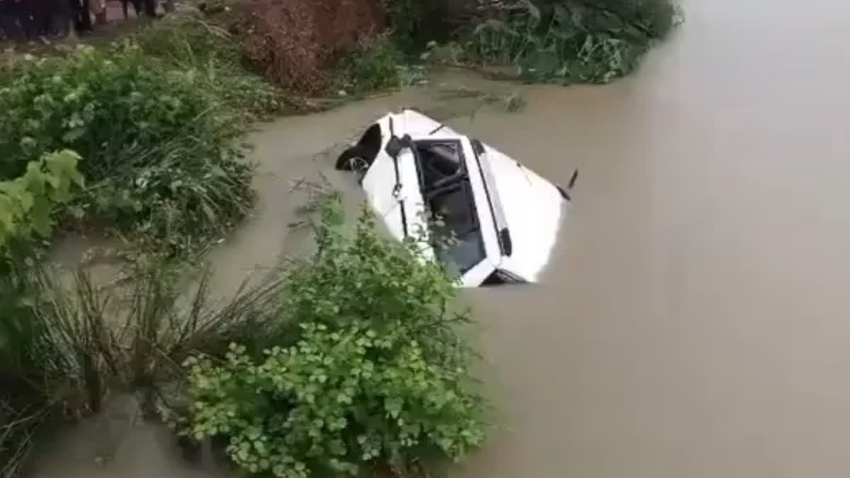 Car heading to temple falls into canal: 11 people tragically die |