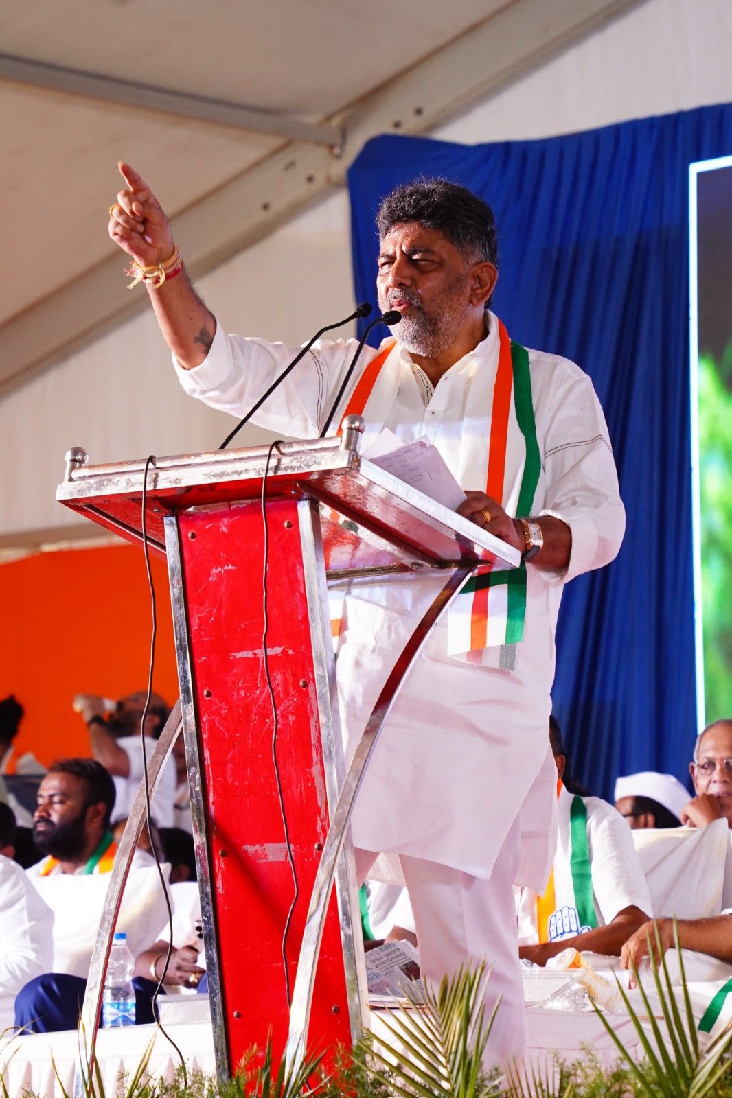 RSS ಗೀತೆ ಹಾಡಿದ್ದಕ್ಕೆ ಉಪಮುಖ್ಯಮಂತ್ರಿ ಡಿಕೆ ಶಿವಕುಮಾರ್ ಕ್ಷಮೆ ಯಾಚಿಸಿದ್ದಾರೆ.