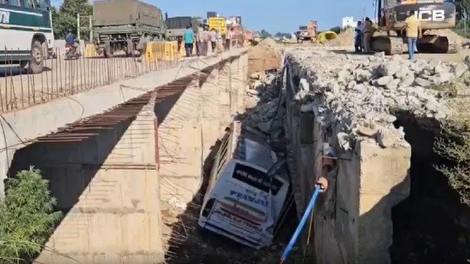 ಜಮ್ಮು ಮತ್ತು ಕಾಶ್ಮೀರ || ವೈಷ್ಣೋದೇವಿ ಯಾತ್ರಿಕರ ಕರೆದೊಯ್ಯುತ್ತಿದ್ದ ಬಸ್ 20 ಅಡಿ ಆಳದ ಚರಂಡಿಗೆ ಬಿದ್ದು, ಓರ್ವ ಸಾ*.
