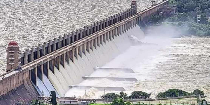 ಟಿಬಿ ಡ್ಯಾಂನಲ್ಲಿ ಒಳಹರಿವು ಹೆಚ್ಚಾಗಿ ತುಂಗಭದ್ರಾ ನದಿಗೆ ನೀರು ಬಿಡುಗಡೆ, ಕಂಪ್ಲಿ ಸೇತುವೆ ಸಂಪೂರ್ಣ ಮುಳುಗಡೆ.