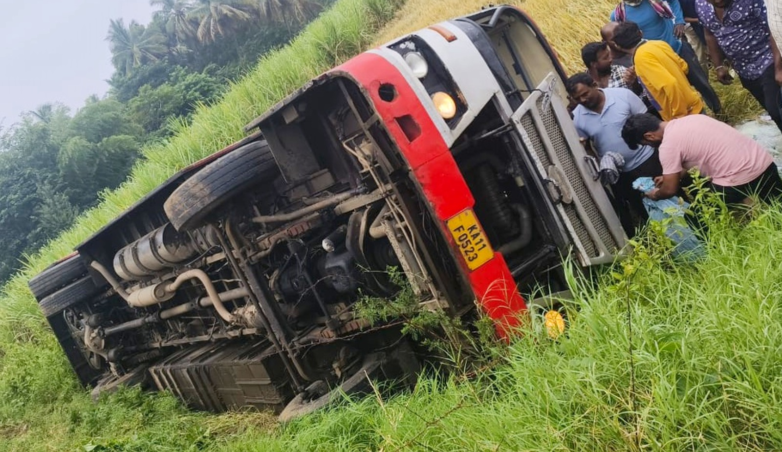 ಸಚಿವೆ ಲಕ್ಷ್ಮಿ ಹೆಬ್ಬಾಳ್ಕರ್ ನಿವಾಸದ ಬಳಿಯೇ KSRTC ಬಸ್ ಪಲ್ಟಿ: 15 ಜನರಿಗೂ ಅಪಾಯ ತಪ್ಪಿದ ಅದೃಷ್ಟ!