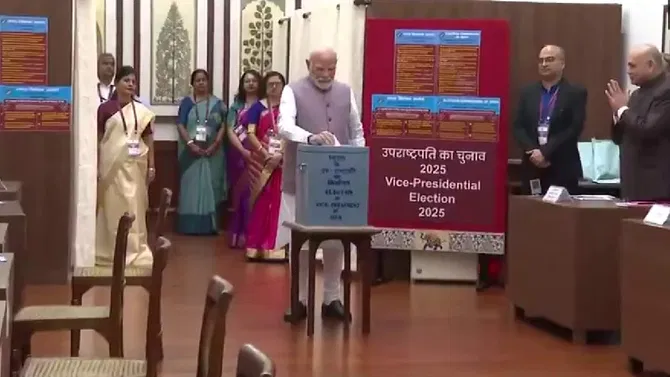 ಉಪರಾಷ್ಟ್ರಪತಿ ಚುನಾವಣೆ ಆರಂಭ: ಪ್ರಧಾನಿ ನರೇಂದ್ರ ಮೋದಿ ಮೊದಲ ಮತದಾನದಲ್ಲಿ ಭಾಗವಹಿಸಿದ ಘಳಿಗೆ.