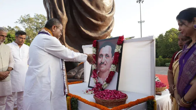 ಪಂಡಿತ್ ದೀನದಯಾಳ್ ಉಪಾಧ್ಯಾಯ ಜಯಂತಿ: ಪುಷ್ಪ ನಮನ ಸಲ್ಲಿಸಿದ ಕೇಂದ್ರ ಸಚಿವ ಧರ್ಮೇಂದ್ರ ಪ್ರಧಾನ್ |