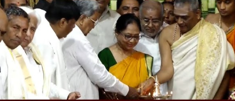 ಚಾಮುಂಡೇಶ್ವರಿಗೆ ಪುಷ್ಪಾರ್ಚನೆ, ದಸರಾಗೆ ಭಕ್ತಿಭಾವದ ಚಾಲನೆ ನೀಡಿದ ಬಾನು ಮುಷ್ತಾಕ್.