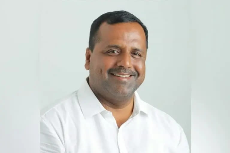 ಜುಬ್ಬಾ ಪೈಜಾಮ ಬಿಟ್ಟು ಪರಂಪರೆಯ ಗೆಟಪ್ನಲ್ಲಿ ಮಿಂಚಿದ ಸ್ಪೀಕರ್ ಯುಟಿ ಖಾದರ್.