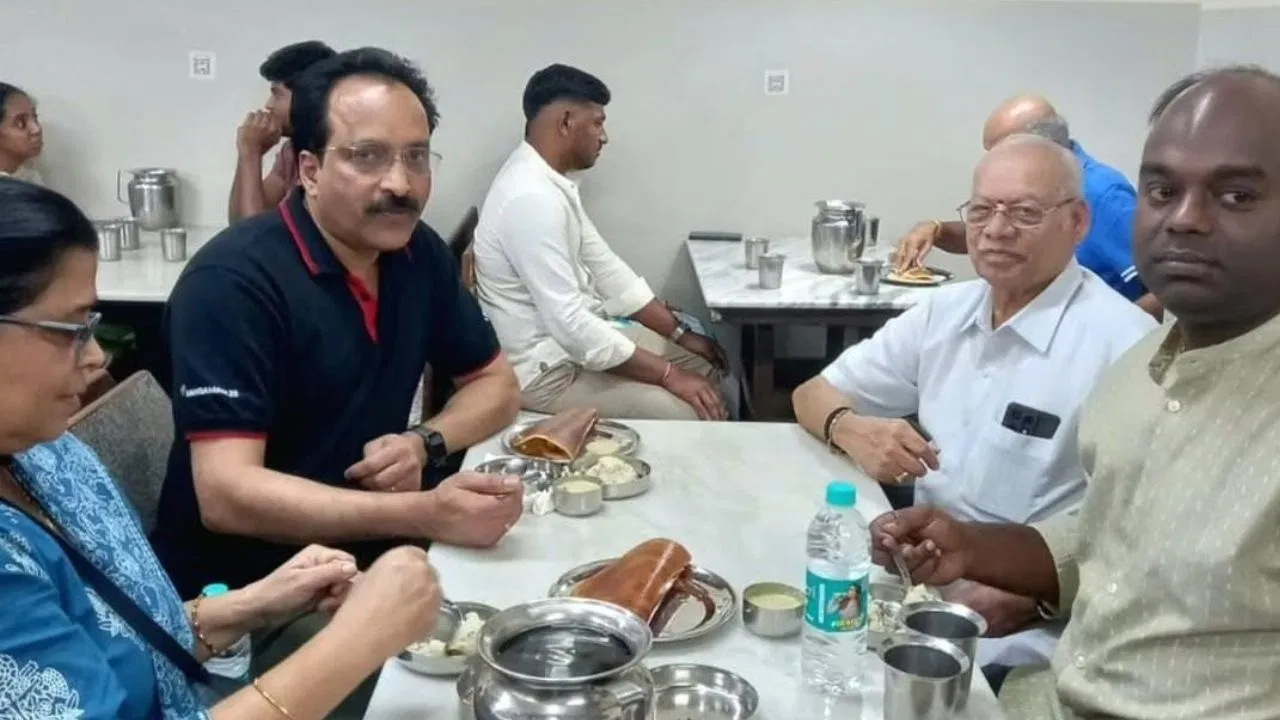 ‘ರಾಕೆಟ್ ಮ್ಯಾನ್’ ಎಸ್. ಸೋಮನಾಥ್ ವಿದ್ಯಾರ್ಥಿ ಭವನದಲ್ಲಿ ದೋಸೆ ಸವಿದ ಕ್ಷಣ ವೈರಲ್!