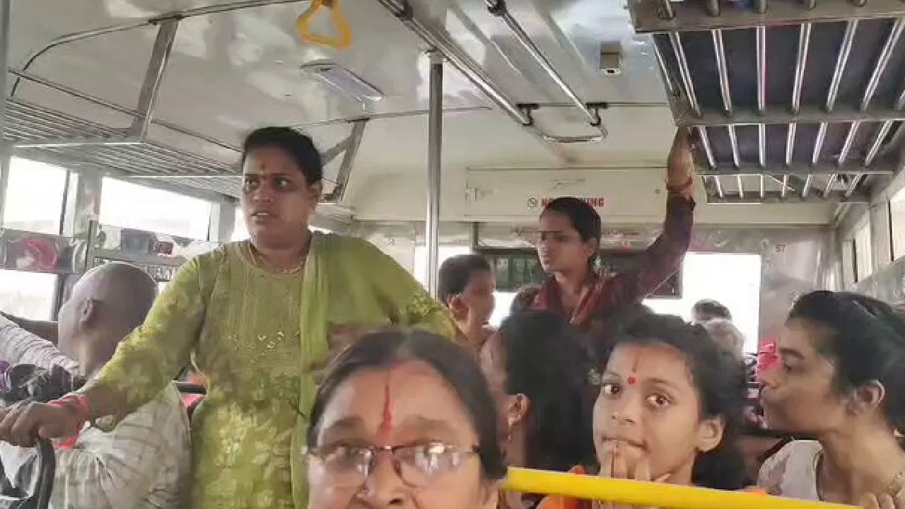 ಬಸ್ನೊಳಗೇ ಬಿಸಿ ಜಗಳ: ವೃದ್ಧೆ ಹಾಗೂ ಯುವತಿಯ ನಡುವೆ ಜಗಳ.